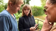 Carsten (Jens Albinus) betrachtet schokiert das Video, das Clara (Emily Cox, m.) ihm und Ranke (Martin Feifel, r.) zeigt. Alle sind fassungslos.