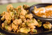 Frittierte Okraschoten, eine beliebte südländische Beilage im „Irondale Café“ in Irondale, Alabama, bestehen aus frisch geschnittenen Okraschotenscheiben, die leicht mit Mehl vermengt und dann frittiert werden, um eine leicht knusprige Panade zu erhalten.