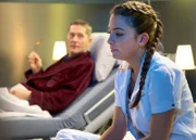 MDR Fernsehen IN ALLER FREUNDSCHAFT FOLGE 639, "Ostern mit Tücken", Dr. Rolf Kaminski (Udo Schenk) und Schwester Arzu (Arzu Bazman) hatten direkten Kontakt zu dem Patienten Florian Pohl, bevor bei diesem ein hoch ansteckendes hämorrhagisches Fieber vermutet wurde.