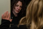 Nachgestellte Szene: Eine uniformierte Beamtin besucht Mandy Kindell Thomspon, um sie über den Mord zu informieren.
