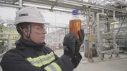 Dr. Ventsislav Mishev, OMV, mit einer Flasche altem Frittieröl. Am Flughafen Wien-Schwechat heben bereits Flugzeuge mit Frittieröl im Tank ab.