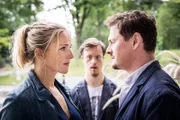 Nora (Tanja Wedhorn) lernt Matthias (Shenja Lacher) und seinen Bruder Robin (Max Dominik) kennen.