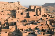 Das Dorf Aït-Ben-Haddou ist eine ehemalige Karawanenstadt. Erbaut wurde es von Ureinwohnern, den Berbern. Heute dient das Dorf immer wieder als Filmkulisse. Das Dorf Aït-Ben-Haddou ist eine ehemalige Karawanenstadt. Erbaut wurde es von Ureinwohnern, den Berbern. Heute dient das Dorf immer wieder als Filmkulisse.