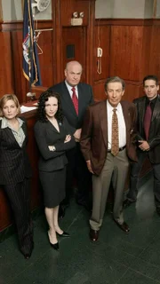 1: Staffel: (v.l.) Kelly Gaffney (Amy Carlson), Tracey Kibre (Bebe Neuwirth), Arthur Branch (Fred Dalton Thompson), Lennie Briscoe (Jerry Orbach) und Hector Salazar (Kirk Acevedo)