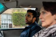 Carolyn (Fiona Shaw) und Mo Jafari (Raj Majaj) sind dem nächsten Hinweis ganz nah. Doch sie erwartet eine böse Überraschung.