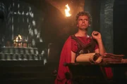Ein römischer Legionär (Matthias Matschke) bei der sorgsamen Auswahl der nächsten Gladiatoren.