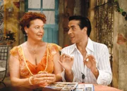 Schöni Uussichte El Perfume der Liebe - Sitcom Staffel 2, Episode 3 Raúl will seinen Bruder bei Nelly für den Hausbau beliebt machen: «Mein Bruder hat schon als Kind immer die schönsten Häuser gemalt!» - Pia Hänggi als Nelly Traber, Marcello De Nardo als Raul Monasterios