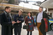 Während das Ehepaar Anton (Dieter Fischer, r.) und Hilde Stadler (Isabel Mergl, 2.v.r.) Urlaub im Hotel Bergkamm macht, ermitteln Hansen (Igor Jeftić, l.) und Mohr (Max Müller, 2.v.l.) im aktuellen Mordfall.
