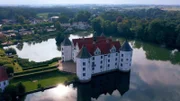 Eine Reise zu den schönsten Burgen und Schlössern Deutschlands. An der Reiseroute liegen die Wartburg in Eisenach, Schloss Moritzburg in Sachsen und natürlich Schloss Sanssouci in Potsdam. Auch nach hunderten von Jahren lohnt sich ein Besuch in den historischen Gemäuern. - Schloss Glücksburg.
