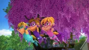 L-R: Eleanor, Jeanette und Brittany machen sich als Superheldinnen auf den Weg, für Gerechtigkeit zu sorgen.