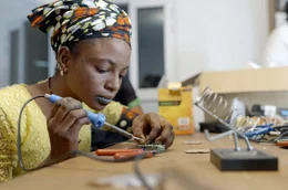 Im Ausbildungszentrum lernen die Frauen, wie Solarstrom funktioniert und wie sie die Technik selbstst&auml;ndig anwenden k&ouml;nnen.