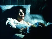 Die junge Cassie (Beth Raines, l.) hat ein totes Baby zur Welt gebracht und ängstigt mit ihren düsteren Prophezeiungen die hochschwangere Mary Ellen (Judy Norton-Taylor, r.) zu Tode ...