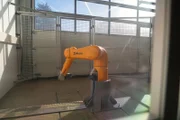 Dieser Roboterarm simuliert Bewegungen, die das Messystem für Lawinen aufzeichnen soll.