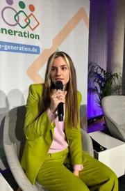 Kira Geiss auf einer Veranstaltung vom Bündnis für die junge Generation vom Bundesjugendministerium