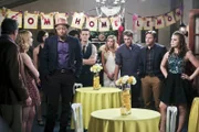 Brick (Tim Matheson, l.) und Lavon (Cress Williams, 3.v.l.) organisieren für Lemon eine Willkommensparty, doch diese entwickelt sich für Magnolia (Claudia Lee, 2.v.l.), Tom (Ross Philips, 4.v.l.), Wade (Wilson Bethel, 3.v.r.), George (Scott Porter, 2.v.r.) und Annabeth (Kaitlyn Black, r.) anders als erwartet ...