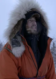 Brent Sass wartet auf Ida Mortensen an der Ziellinie des ACE-Rennens. (National Geographic/Rob Gowler)
