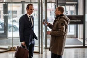 Der regionale Polizeichef Klas Fredén (Jonas Karlsson, l.) ist als neuer Leiter des nationalen Nachrichtendienstes SÄPO im Gespräch. Ein Reporter (Eli Frankel, r.) befragt ihn dazu.
