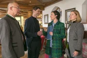 In einem Rosenheimer Skihotel ist Stargeiger Maximilian Kranich (Andreas Kiendl, 2.v.l.) zu Gast, den Marie (Karin Thaler, r.) und Achtziger (Alexander Duda, l.) mit Hilfe von Miriam Stockl (Marisa Burger, 2.v.r.) für ein Konzert in der Musikakademie gewinnen möchten.