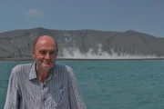 Anak Krakatau, Indonesien - David Tappin auf einem Boot vor dem Anak Krakatau.