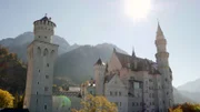Eine Reise zu den schönsten Burgen und Schlössern Deutschlands. An der Reiseroute liegen die Wartburg in Eisenach, Schloss Moritzburg in Sachsen und natürlich Schloss Sanssouci in Potsdam. Auch nach hunderten von Jahren lohnt sich ein Besuch in den historischen Gemäuern. - Schloss Neuschwanstein.