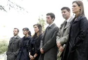 Ein Mitarbeiter des Jeffersonian ist plötzlich an Herzversagen gestorben. (v.l.) Hodgins (T.J. Thyne), Camille (Tamara Taylor), Angela (Michaela Conlin), Sweets (John Francis Daley), Booth (David Boreanaz) und Brennan (Emily Deschanel) finden sich auf dem Familienwohnsitz ein, um Hank die letzte Ehre zu erweisen.