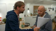 Franzi ist überrumpelt, als sie eine Zusage für einen Studienplatz in Freiburg erhält. Als Schmidti den Brief entdeckt, fürchtet er, sie zu verlieren und plant eine große Geste. Gerührt entscheidet sich Franzi, in Berlin zu bleiben.