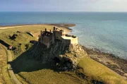 Lindisfarne Castle, das um 1540 erbaut wurde, auf der Insel Holy Island.