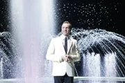 Hugo (Hubertus Regout) steht plötzlich überraschend im Rampenlicht auf der Bühne und beginnt zu improvisieren.