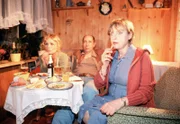 Erika Strunz (Katharina Thalbach, re.) sieht zusammen mit ihren Garten-Nachbarn Reinhard (Manfred Möck) und Uschi Paschke (Ingeborg Westphal) ihren Mann im Fernsehen.