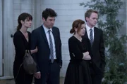 Ted (Josh Radnor, 2.v.l.), Barney (Neil Patrick Harris, r.), Lily (Alyson Hannigan, 2.v.r.) und Robin (Cobie Smulders, l.) sind zur Beerdigung von Marshalls Vater Marvin nach Minnesota gefahren. Dort versucht jeder, seine geeignete Funktion zu finden ...