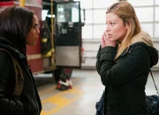 Chicago Fire Ein Blick ist nur ein Blick - Viral Staffel 1, Episode 16 Schlechte Nachrichten: Monica Raymund als Gabriela Dawson, Lauren German als Leslie Shay.
