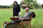Oberin Theodora (Nina Hoger, l.) holt sich Rat bei dem pensionierten Bischof Rossbauer (Horst Sachtleben, r.). Sie kommt mit dem autoritären Führungsstil von Weihbischof Landkammer nicht zurecht.