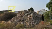 Filmemacherin Katrin Rothe steht vor den Ruinen ihrer Vergangenheit. Hier die ehemalige VEB Modedruck Gera.