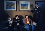 Beim Psychiater Doktor Kennedy (Andy Richter, r.) erzählen Malcolm (Frankie Muniz, 2.v.r.), Reese (Justin Berfield, 2.v.l.) und Dewey (Erik Per Sullivan, l.) in Rückblenden von ihrem Leben.