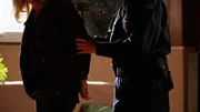 Der Polizeibeamte nimmt den Verdächtigen in Gewahrsam