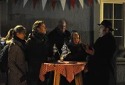 Auch vor der Apotheke geraten die Anhänger der Franken und Bayern amüsant aneinander. Von links: Caroline Ertl (Teresa Rizos), Sebastian Wildner (Herbert Ulrich), Theresa Brunner (Ursula Erber) und Pfarrer Neuner (Peter Rappenglück).
