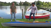 Von links: Wilfrieds Freund Rolf und Sükrü Pehlivan wollen das Faltboot verkaufen.Von links: Wilfrieds Freund Rolf und SĂĽkrĂĽ Pehlivan wollen das Faltboot verkaufen.
