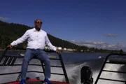 Portland, OR - Reggie Des Roche sieht sich auf dem Willamette River Verflüssigungsstellen an.
