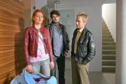 Polizist Michi Mohr (Max Müller, r.) befragt Haushälterin Elena Tronsberger (Silke Franz, l.) und Max Offinger (Frederic Welter, M.), die morgens die Leiche gefunden haben.