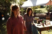 Clara (Emily Cox) will mit Leonie (Paula Kober) sprechen.