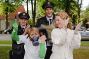 Gretchen (Diana Amft, r.), Schwester Sabine (Annette Strasser) und die Polizisten Daniel (Tim Knauer, r.) und Hans (Hans Henning Stober) feuern Gabi an, die versucht das Schwein einzufangen.