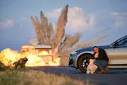Nachdem Vicky (Pia Stutzenstein, l.) und Semir (Erdogan Atalay) die kleine Marie Siegel (Skyla Theissen) aus dem Wohnwagen befreit haben, geht dieser in Flammen auf.