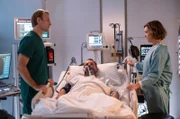 Auch Dr. Martin Stein (Bernhard Bettermann, li.) findet bei dem Mann (Stefan Timm, mi.) von Marianne Müller (Dominique Chiout) keine Ursache für seinen immer schlechter werdenden gesundheitlichen Zustand.