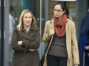 Erika Lorenz (Simone Ascher, links) glaubt, der Lehrer ihrer Tochter hätte diese bedrängt und deshalb sei die 16-Jährige vom Dach der Schule gestürzt. Nach einem Gespräch mit Kim fragt die Polizeipsychologin (Aline Rotschild) die Mutter, ob es auch möglich sei, dass Kim in ihren Lehrer verliebt ist.