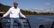 Portland, OR - Reggie Des Roche sieht sich auf dem Willamette River in Portland Verflüssigungsstellen an.