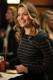 Britta (Gillian Jacobs) wird Opfer der ungelenken Flirtversuche von Professor Duncan ...
