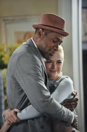 Ist es wirklich eine gute Idee von Lavon (Cress Williams, l.) Lemon (Jaime King, r.) zu erzählen, dass die Kerzen gar nicht für sie bestimmt waren?