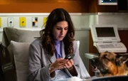 Officer Maya Power (CRISTINA ROSATO) in hospital with Rex (DIESEL VOM BURGIMWALD