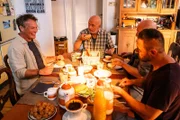 Der Tote nahm regelmäßig an einem Männerfrühstück teil, zu dem auch Altenpfleger Kai Doninger (Björn Jung, 2.v.l.) gehört. Um Insider-Informationen zu sammeln, nimmt Kommissar Matti Wagner (Pierre Besson, l.) unter verdeckter Identität an der Runde teil.
