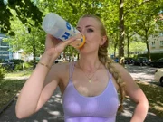 Protagonistin trinkt Wasser